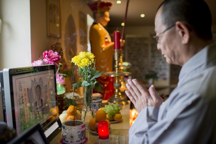 Ngoc-Diep Ngo bei einem vietnamesisch-buddhistischen Ritual für Verstorbene in der Pagode. 