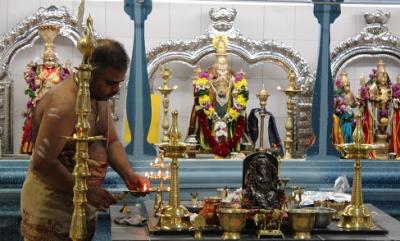 Kirupakara Sarma bei der Puja im Ganesha-Tempel (Foto: HdR/ Annedore Beelte-Altwig)