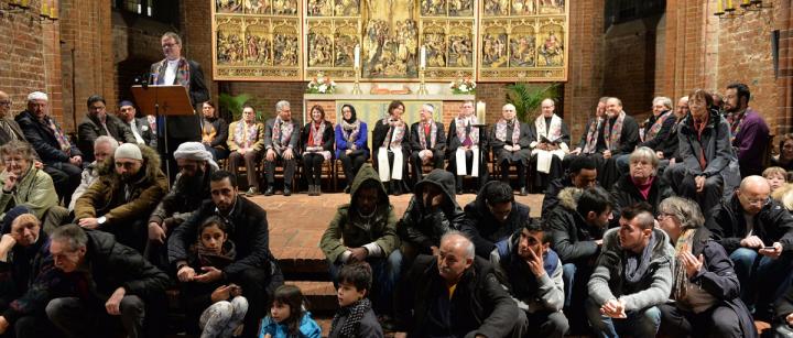 Die Marktkirche ist übervoll mit Menschen verschiedener Herkunft und Religion.