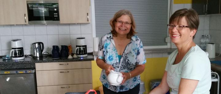 Aniko Lengyel (r.) mit unserer Kollegin Cordula Canisius-Yavuz in der Küche des Hauses der Religionen. (Foto:privat) Aniko Lengyel (r.) mit unserer Kollegin Cordula Canisius-Yavuz in der Küche des Hauses der Religionen.