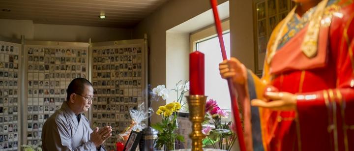 In der Gedenkhalle der Pagode dürfen Urnen 49 Tage lang bleiben, bis sie bestattet werden. Foto: Religramme / Patrice Kunte In der Gedenkhalle der Pagode dürfen Urnen 49 Tage lang bleiben, bis sie bestattet werden.