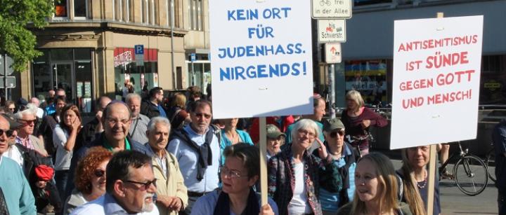 Demonstranten mit Kippot und Plakat: "Antisemitismus ist Sünde" Demonstranten mit Kippot und Plakat: "Antisemitismus ist Sünde"