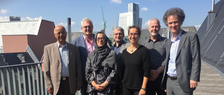 von links: Ali Faridi, Horst Vorderwülbecke, Hamideh Mohagheghi (alle Rat der Religionen Hannover), Sarah Wohl, Prof. Dr. Joachim Valentin, Dr. Karsten Schmidt (alle Frankfurt), Prof. Dr. Wolfgang Reinbold (Hannover) Die Räte der Religionen von Frankfurt und Hannover im Dialog über den Dächern von Frankfurt.